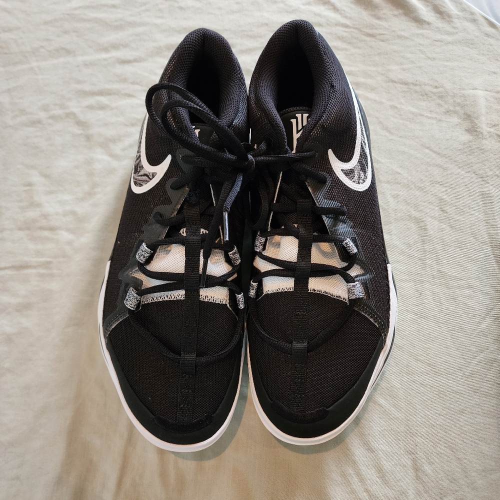 Nike Kyrie Flytrap 6 Men's Basketball Shoed. New Without Box.